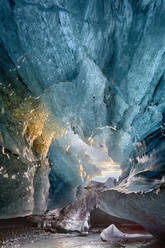 Blick in eine Eishöhle unter dem südlichen Vatnajokull-Gletscher, aufgenommen bei Sonnenaufgang im Winter, wenn die Eishöhlen zugänglich sind, nahe Jokulsarlon, Südisland, Island, Polarregionen - RHPLF00824