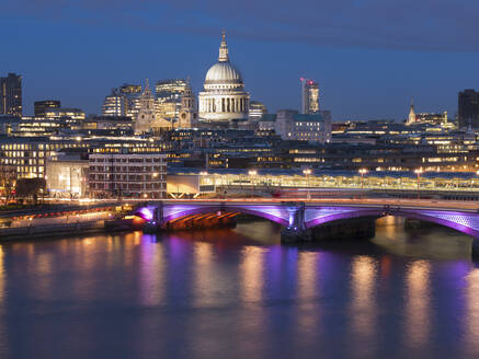 St. Paul's Cathedral und Blackfriars Bridge in der Abenddämmerung, London, England, Vereinigtes Königreich, Europa - RHPLF00828