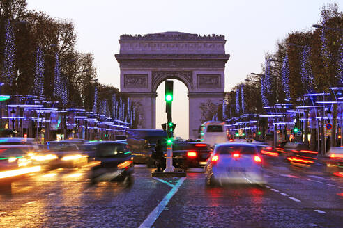 Champs Elysees und Arc de Triomphe zur Weihnachtszeit, Paris, Frankreich, Europa - RHPLF00829