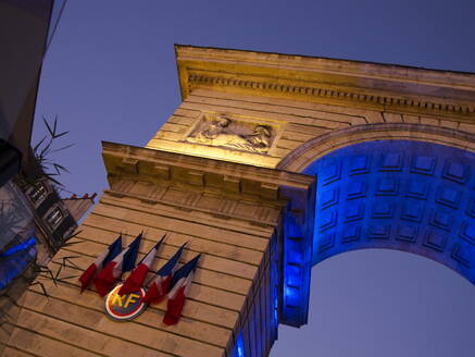 Porte Guillaume Triumphbogen, Detail bei Nacht, Dijon, Burgund, Frankreich, Europa - RHPLF00842