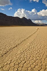 Die Tribüne im Racetrack Valley, einem ausgetrockneten Seebett, das für seine rutschenden Felsen an der Racetrack Playa bekannt ist, Death Valley National Park, Kalifornien, Vereinigte Staaten von Amerika, Nordamerika - RHPLF00857