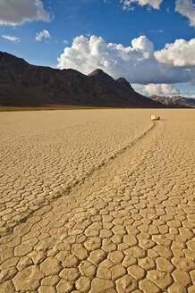 Die Tribüne im Racetrack Valley, einem ausgetrockneten Seebett, das für seine rutschenden Felsen an der Racetrack Playa bekannt ist, Death Valley National Park, Kalifornien, Vereinigte Staaten von Amerika, Nordamerika - RHPLF00857