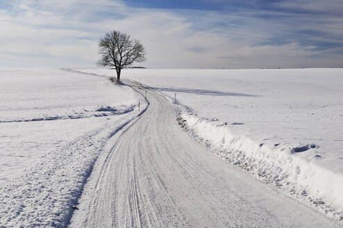 Winterlandschaft, bei Villingen-Schwenningen, Schwarzwald-Baar-Kreis, Baden-Württemberg, Deutschland, Europa - RHPLF00881