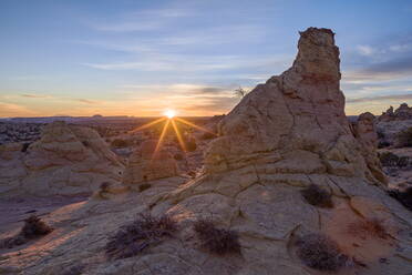 Sandsteinformationen im ersten Licht mit einem Sonnenaufgang, Coyote Buttes Wilderness, Vermilion Cliffs National Monument, Arizona, Vereinigte Staaten von Amerika, Nordamerika - RHPLF00886