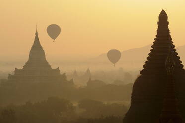 Ballonfahrt am frühen Morgen über der archäologischen Stätte, Bagan (Pagan), Myanmar (Burma) - RHPLF00906