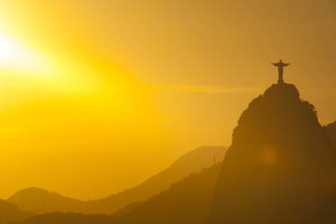 Blick vom Zuckerhut auf die Christus-Erlöser-Statue auf dem Corcovado, Rio de Janeiro, Brasilien, Südamerika - RHPLF00910