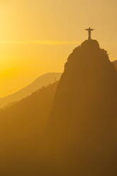 Blick vom Zuckerhut auf die Christus-Erlöser-Statue auf dem Corcovado, Rio de Janeiro, Brasilien, Südamerika - RHPLF00911