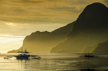 Outrigger bei Sonnenuntergang in der Bucht von El Nido, Bacuit Archipelago, Palawan, Philippinen, Südostasien, Asien - RHPLF00916
