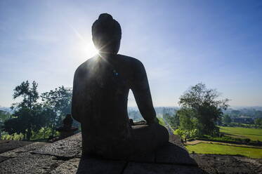 Gegenlicht eines sitzenden Buddhas in der Tempelanlage von Borobodur, UNESCO-Weltkulturerbe, Java, Indonesien, Südostasien, Asien - RHPLF00917
