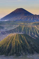 Früher Sonnenaufgang am Krater des Mount Bromo, Bromo Tengger Semeru National Park, Java, Indonesien, Südostasien, Asien - RHPLF00919