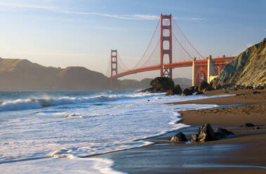 Golden Gate Bridge von Marshall Beach, San Francisco, Kalifornien, Vereinigte Staaten von Amerika, Nordamerika - RHPLF00927