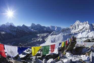 Sonnenaufgang auf dem Mount Everest vom Gokyo Ri, mit Ngozumba-Gletscher, Dudh Pokhari, Solukhumbu-Distrikt, Sagarmatha-Nationalpark, UNESCO-Welterbe, Nepal, Himalaya, Asien - RHPLF00931
