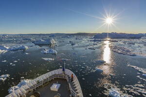 Expeditionsschiff zwischen riesigen Eisbergen, Ilulissat, Grönland, Polarregionen - RHPLF00942