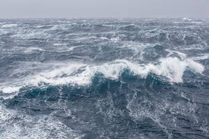 Orkanartige Westwinde erzeugen große Wellen in der Drake-Passage, Antarktis, Polarregionen - RHPLF00943