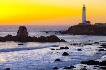 Pigeon Point Lighthouse bei Sonnenuntergang, Kalifornien, Vereinigte Staaten von Amerika, Nordamerika - RHPLF00952