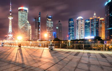 Stadtbild Shanghai Lujiazui mit Oriental Pearl Tower, Wolkenkratzern und hellen Lichtern bei Nacht, Shanghai, China, Asien - RHPLF00965