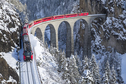 Der rote Zug der Albula-Bernina-Expressbahn, UNESCO-Welterbe auf dem Landwasserviadukt, Schweiz, Europa - RHPLF00967