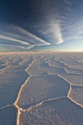 Weiße, durchscheinende Salzkristalle in der größten Salzwüste der Welt, Salar de Uyuni, Bolivien, Südamerika - RHPLF00970