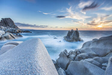 Wellen auf den glatten Felsen der Halbinsel Capo Testa, bei Santa Teresa di Gallura, Sardinien, Italien, Mittelmeer, Europa - RHPLF00971