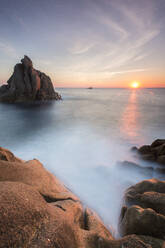 Der Sonnenuntergang hinter den Felsen der Halbinsel Capo Testa, bei Santa Teresa di Gallura, Sardinien, Italien, Mittelmeer, Europa - RHPLF00972