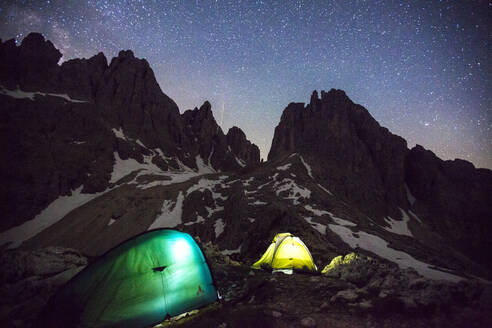 Camping unter dem Sternenhimmel am Fuße der Cadini di Misurina in den Dolomiten, Südtirol, Italien, Europa - RHPLF00974