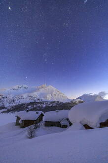 Die tief verschneiten Hütten von Spluga in einer sternenklaren Nacht, Graubünden, Schweizer Alpen, Schweiz, Europa - RHPLF00978