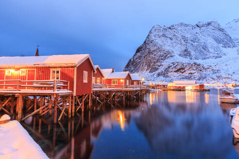 Die Rorbu, die norwegischen roten Häuser auf Stelzen in der Bucht von Reine auf den Lofoten, Arktis, Norwegen, Skandinavien, Europa - RHPLF00979
