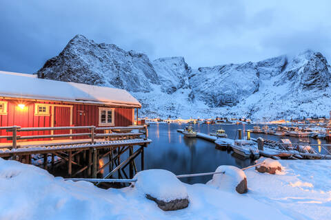 Ein Rorbu, das typische norwegische Haus, das oft an wunderschönen Orten gebaut wird, wo die Natur der Lofoten noch unberührt ist, Lofoten, Arktis, Norwegen, Skandinavien, Europa, lizenzfreies Stockfoto