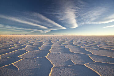 Eine scheinbar endlose Landschaft aus reinem Salz erstreckt sich weit im abgelegenen Südwesten Boliviens. Salar de Uyuni, Oruro, Bolivien, Südamerika - RHPLF00982