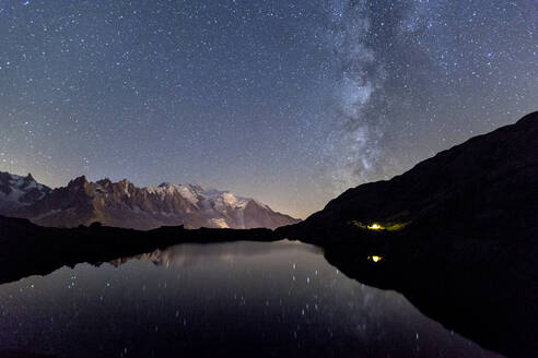 Camping unter den Sternen am Lac des Cheserys, Mont Blanc in der Mitte, Europas höchster Gipfel, Chamonix, Haute Savoie, Französische Alpen, Frankreich, Europa - RHPLF00983