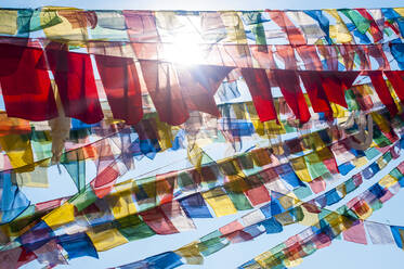 Bouddha (Boudhanath) (Bodnath) in Kathmandu ist mit bunten Gebetsfahnen bedeckt, Kathmandu, Nepal, Asien - RHPLF01014