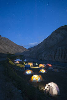 Eine Gruppe zeltet in Wanlah während eines Trekkings auf der Hidden-Valleys-Route, Ladakh, Himalaya, Indien, Asien - RHPLF01016