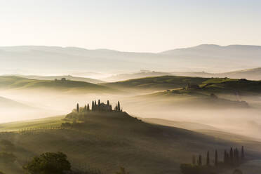 Podere Belvedere und neblige Hügel bei Sonnenaufgang, Val d'Orcia, San Quirico d'Orcia, UNESCO-Weltkulturerbe, Toskana, Italien, Europa - RHPLF01021