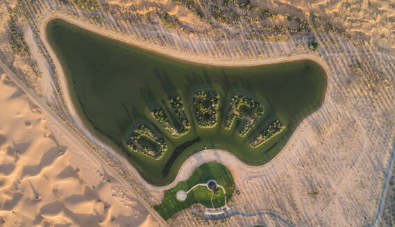 Luftaufnahme eines künstlichen Sees in der Wüste von Dubai, V.A.E. - AAEF03140