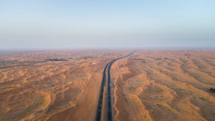 Luftaufnahme von leeren Straßen in der Wüste von Umm Al Quawain, Vereinigte Arabische Emirate. - AAEF03141
