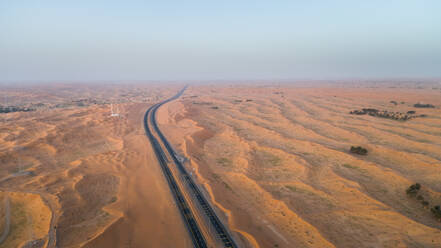 Luftaufnahme von leeren Straßen in der Wüste von Umm Al Quawain, Vereinigte Arabische Emirate. - AAEF03142