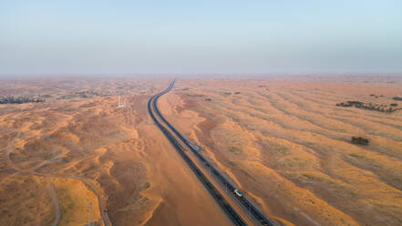 Luftaufnahme von leeren Straßen in der Wüste von Umm Al Quawain, Vereinigte Arabische Emirate. - AAEF03143