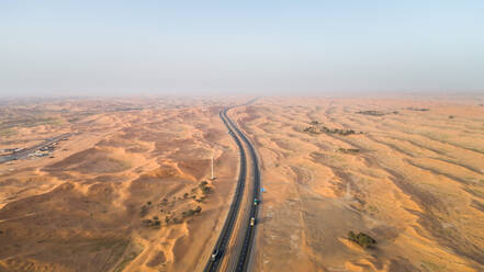 Luftaufnahme von leeren Straßen in der Wüste von Umm Al Quawain, Vereinigte Arabische Emirate. - AAEF03144