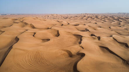 Luftaufnahme von Quadfahrern in den Sanddünen der Al Bedayer-Wüste in Sharjah, Vereinigte Arabische Emirate. - AAEF03148