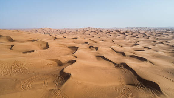 Luftaufnahme von Quad-Bike-Pisten in den Sanddünen der Al Bedayer-Wüste in Sharjah, Vereinigte Arabische Emirate. - AAEF03149