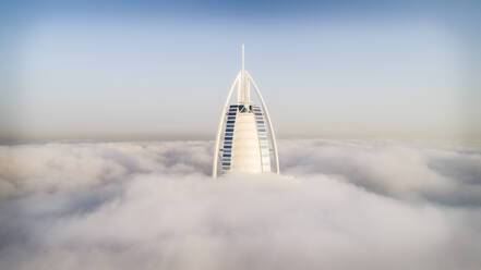 Luftaufnahme des luxuriösen Burj Al Arab Hotels über den Wolken von Dubai, V.A.E. - AAEF03152
