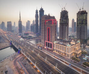 Luftaufnahme von beleuchteten Wolkenkratzern und Verkehr in der nächtlichen Innenstadt von Dubai, Vereinigte Arabische Emirate - AAEF03153