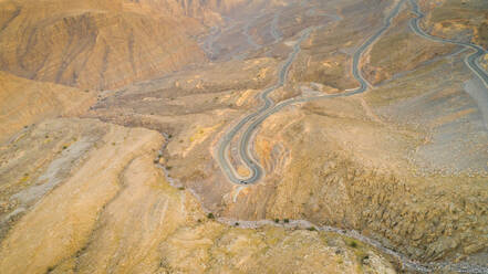 Luftaufnahme einer Serpentinenstraße im Jebel Jais-Felsengebirge in Ras Al Khaimah, Vereinigte Arabische Emirate. - AAEF03154