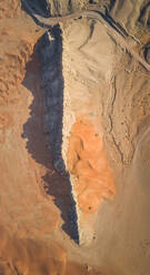 Luftaufnahme eines felsigen Gipfelgebirges inmitten der Wüste von Sharjah, Vereinigte Arabische Emirate. - AAEF03157
