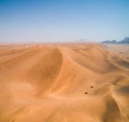 Luftaufnahme einer Quadbahn in den Dünen der Wüste von Sharjah, Vereinigte Arabische Emirate. - AAEF03169
