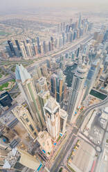 Luftaufnahme moderner Hochhäuser in der Innenstadt von Dubai, V.A.E. - AAEF03185