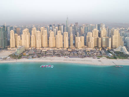 Luftaufnahme von Wolkenkratzern rund um den Strand in Dubai, V.A.E. - AAEF03191