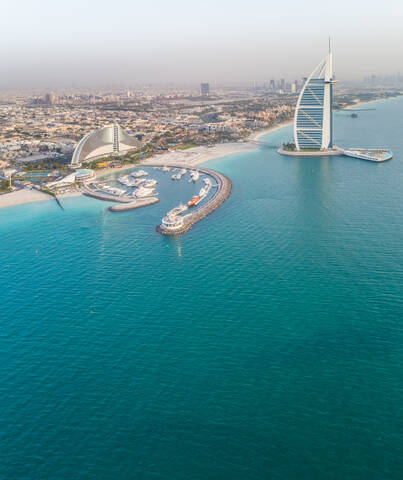 Luftaufnahme des luxuriösen Burj Al Arab Hotels und des Hafens in der Bucht von Dubai, V.A.E., lizenzfreies Stockfoto