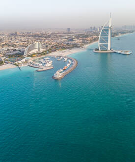 Luftaufnahme des luxuriösen Burj Al Arab Hotels und des Hafens in der Bucht von Dubai, V.A.E. - AAEF03195