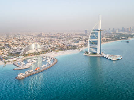 Luftaufnahme des luxuriösen Burj Al Arab Hotels und des Hafens in der Bucht von Dubai, V.A.E. - AAEF03196